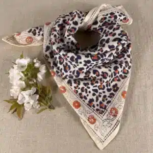 Foulard en coton imprimé léopard beige et marine (1)