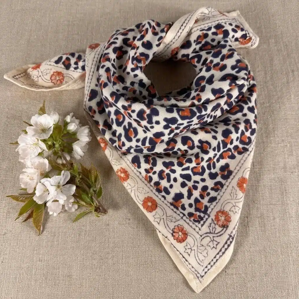 Foulard en coton imprimé léopard beige et marine (1)
