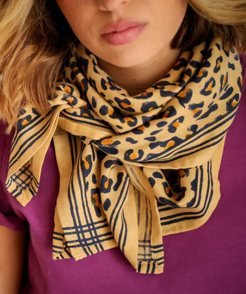 Foulard-grand-format-Leopard-camel-1