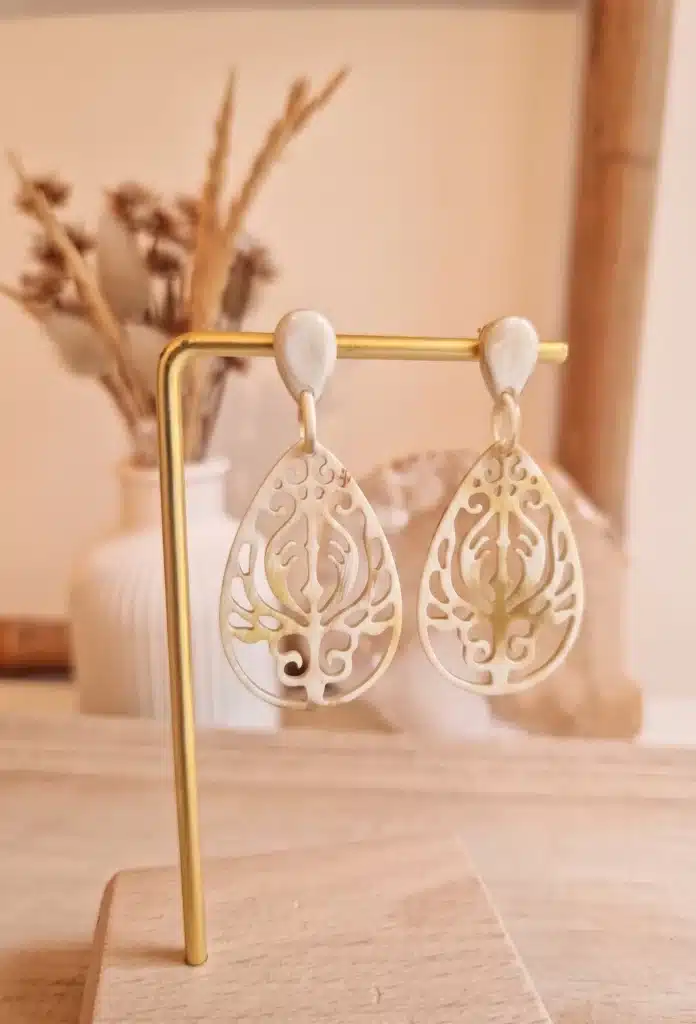 Boucles d’oreilles ajourées en corne – motif sculpté SOYANG Paris 2