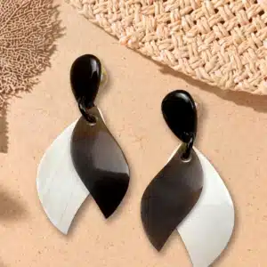 Boucles d’oreilles bicolores en corne – SOYANG Paris 2