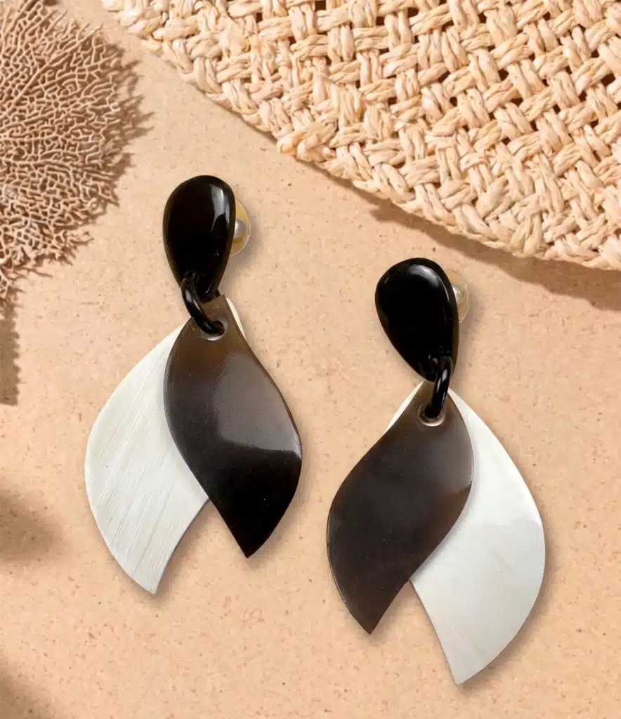 Boucles d’oreilles bicolores en corne – SOYANG Paris 2
