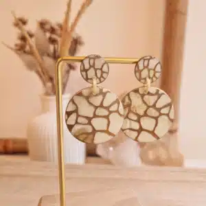 Boucles-d’oreilles-rondes-en-corne-laquée-motif-organique-SOYANG-Paris