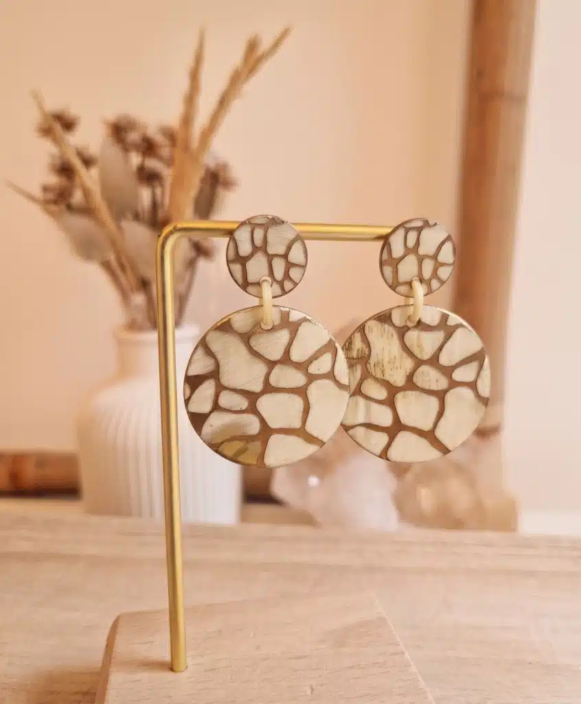 Boucles-d’oreilles-rondes-en-corne-laquée-motif-organique-SOYANG-Paris