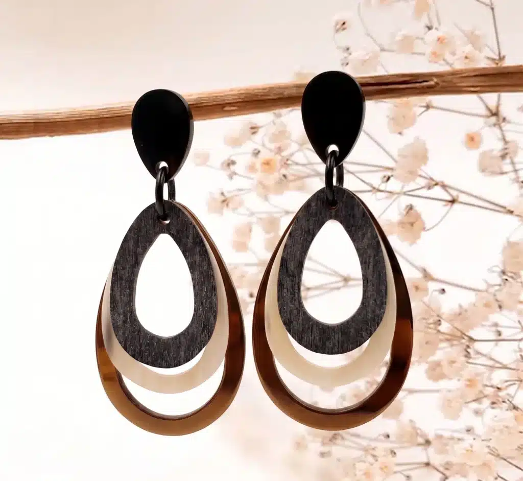 Boucles d’oreilles triple jeu de matières en corne – SOYANG Paris 2