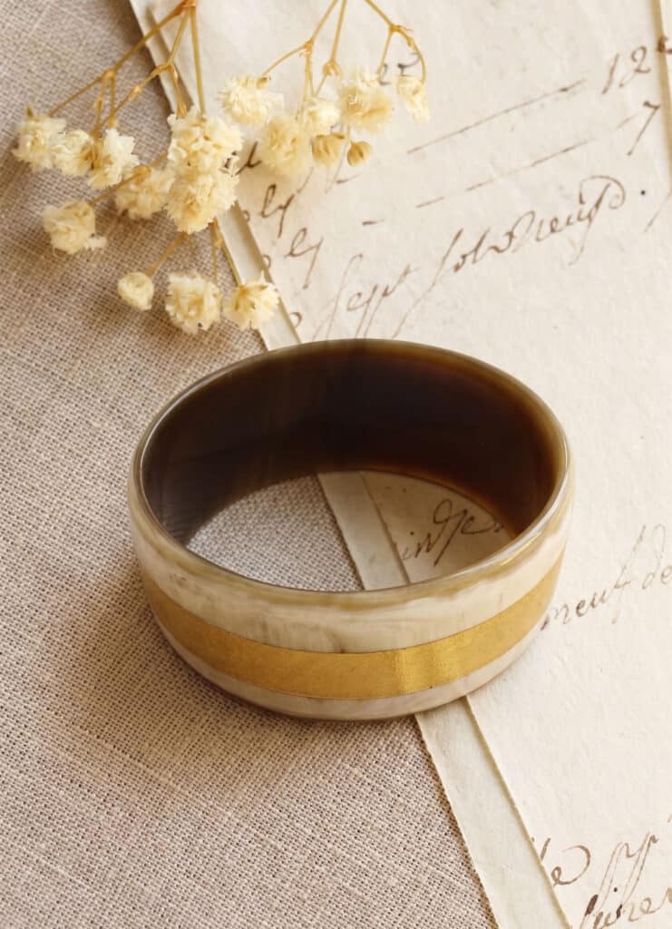 Bracelet large en corne de buffle finition dorée et corne claire – SOYANG Paris 1