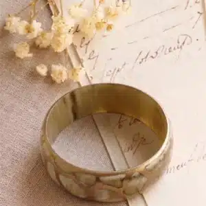 Bracelet large en corne de buffle marbrée marron et motif cuivre – SOYANG Paris