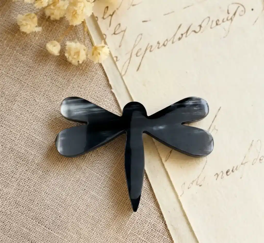 Broche libellule en corne, noir profond - SOYANG Paris 1