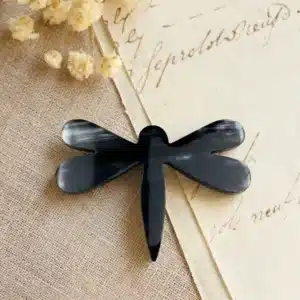 Broche libellule en corne, noir profond - SOYANG Paris 1