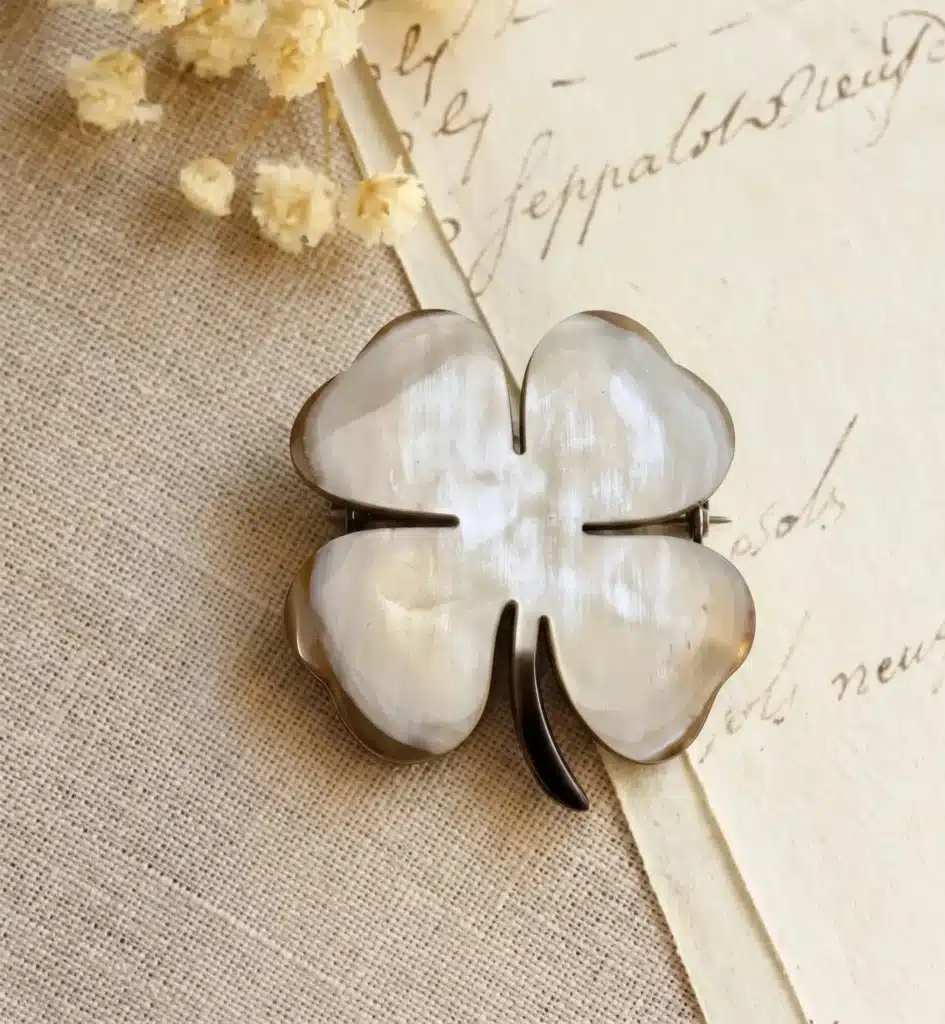 Broche trèfle en corne, teinte ivoire naturel - SOYANG Paris 3