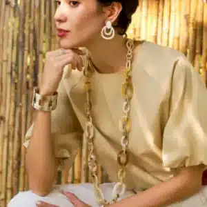 Collier long en corne de buffle blond marbré – SOYANG Paris 3