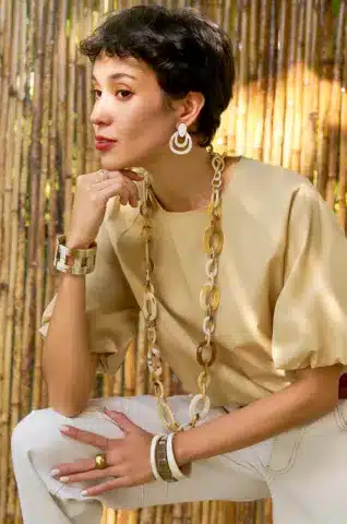 Collier long en corne de buffle blond marbré – SOYANG Paris 3