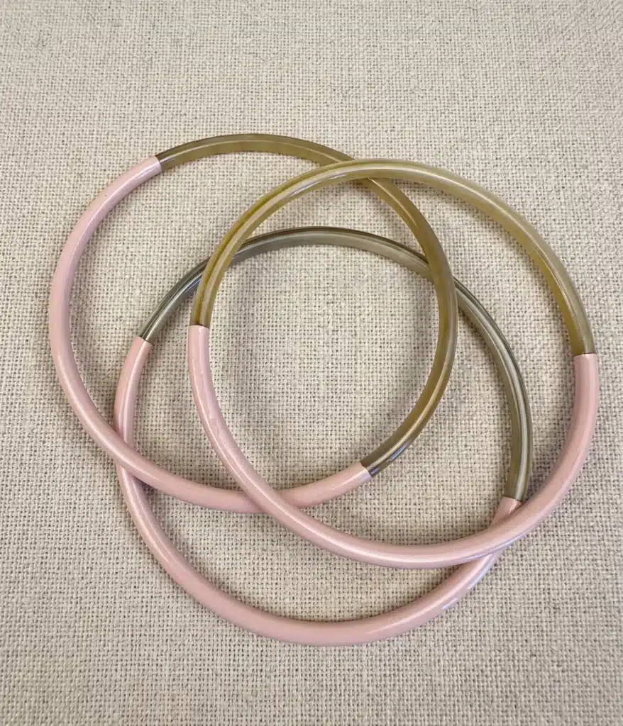 Jonc en corne de buffle bicolore rose poudré – SOYANG Paris 1