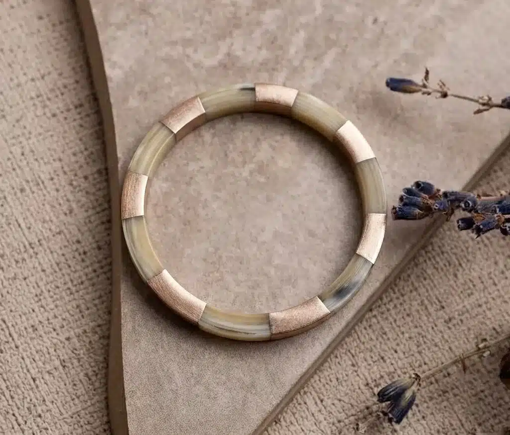 Bracelet en corne blond marbré et cuivre – SOYANG Paris 1