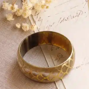 Bracelet large en corne de buffle marbrée marron et motif doré – SOYANG Paris 1