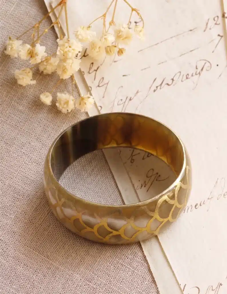 Bracelet large en corne de buffle marbrée marron et motif doré – SOYANG Paris 1