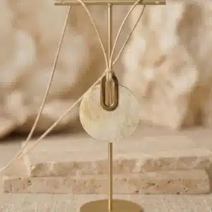 Pendentif en corne blanc doré avec pièce métal sur lacet réglable – SOYANG Paris 2