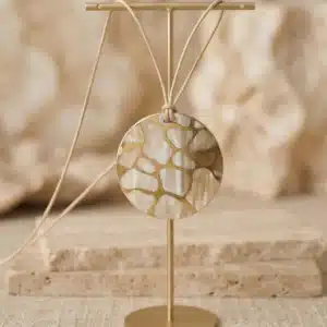 Pendentif en corne blond marbré et cuivre sur lacet réglable – SOYANG Paris 1