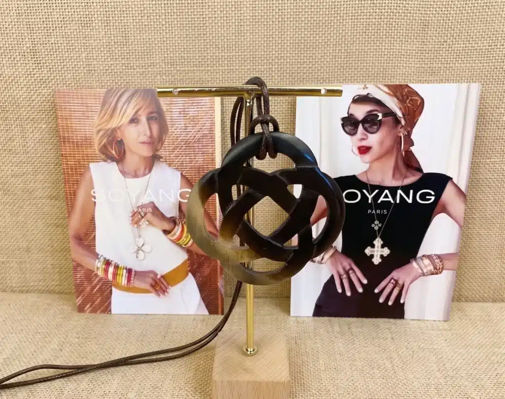 Pendentif en corne marron sur lacet réglable – SOYANG Paris 1