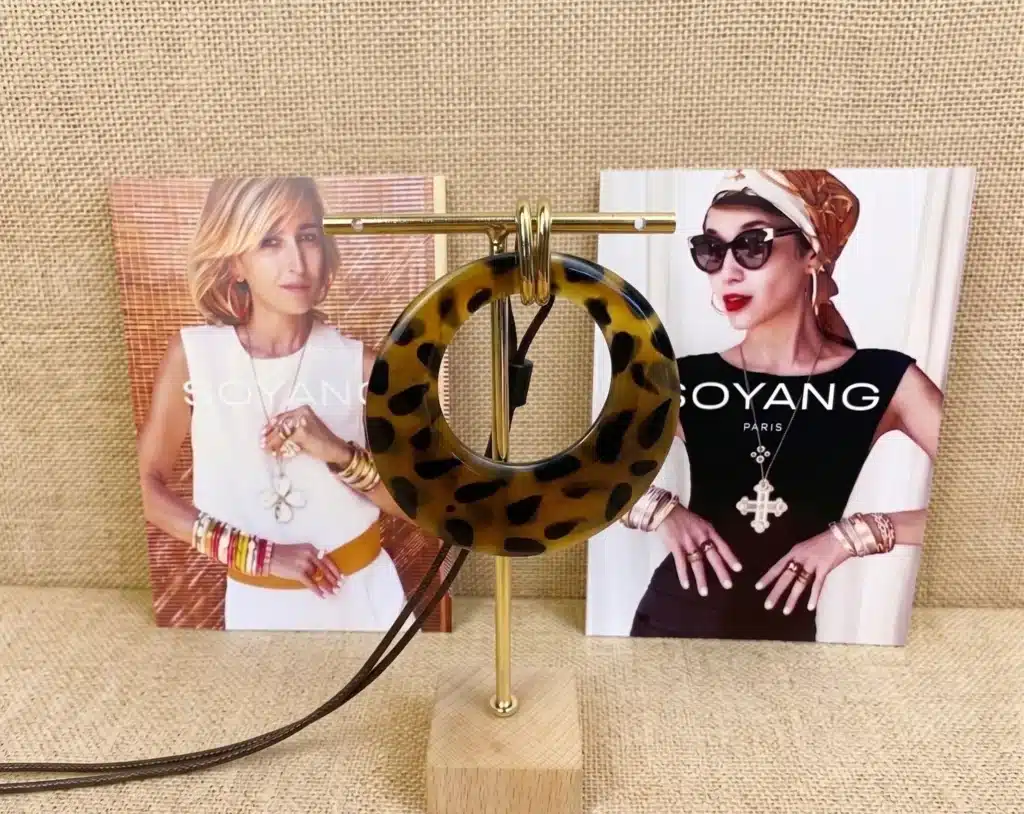 Pendentif en corne motif léopard sur lacet réglable – SOYANG Paris 2
